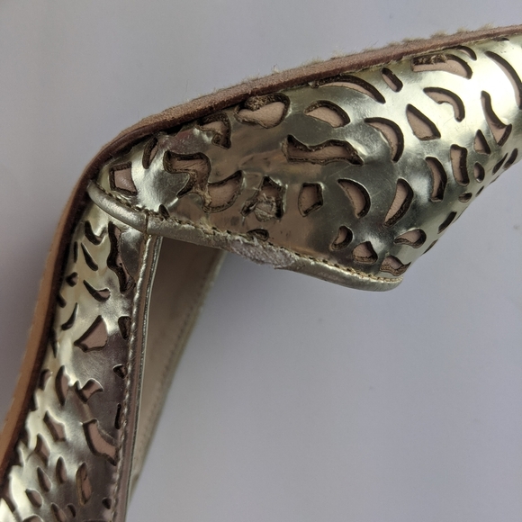 Alice + Olivia Gold Pumps - Size 35 - Picture 9 of 10